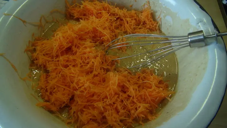 Морковный венок с ананасами и засахаренными фиалками: шаг 5