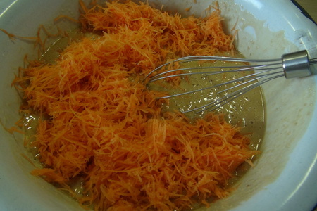 Морковный венок с ананасами и засахаренными фиалками: шаг 5