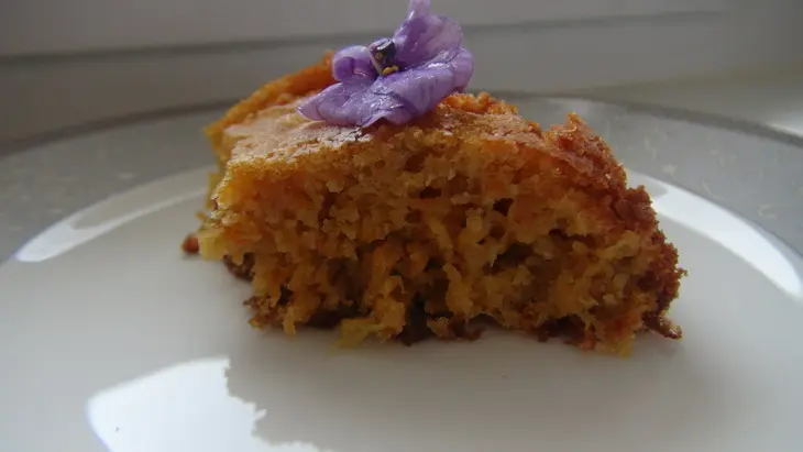 Морковный венок с ананасами и засахаренными фиалками: шаг 9