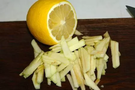 Салат с семгой, рукколой и яблоком: шаг 1