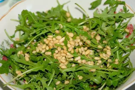 Салат с семгой, рукколой и яблоком: шаг 2