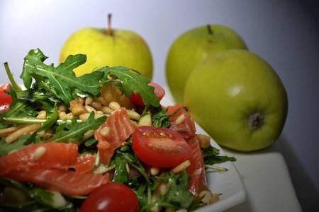 Салат с семгой, рукколой и яблоком: шаг 3