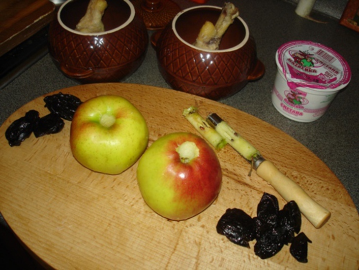 Голени цыпленка запеченые с яблоками и черносливом в сметане.: шаг 2