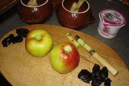 Голени цыпленка запеченые с яблоками и черносливом в сметане.: шаг 2