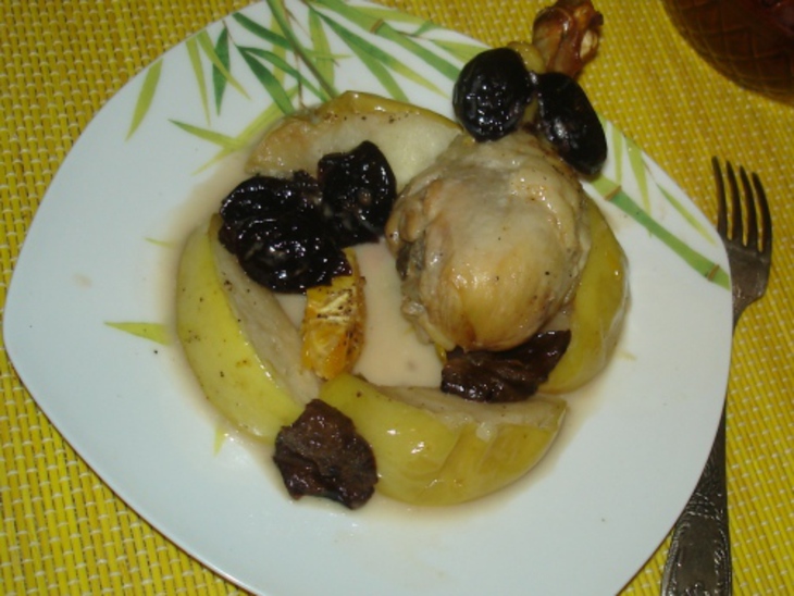 Голени цыпленка запеченые с яблоками и черносливом в сметане.: шаг 4
