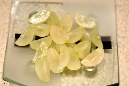 Бера фаршированная голубым сыром, виноградом и орешками: шаг 2