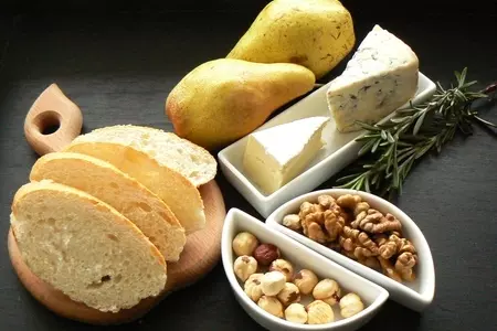 Брукетта с благородными сырами и грушей-гриль.: шаг 1