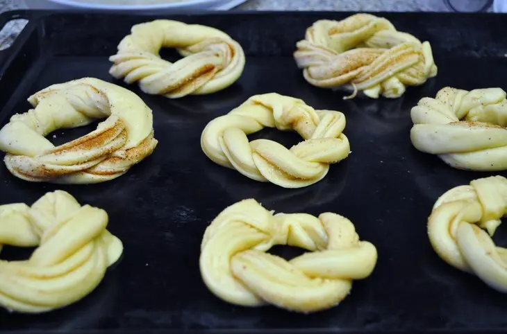 Калачики сметанные с коричневым сахаром и корицей.: шаг 8