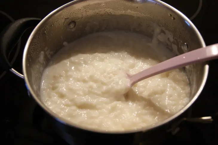 Riskrem (рождественский рисовый десерт, норвежская кухня ): шаг 2