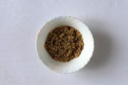 Печеное яблоко с голубым сыром и крамблом из ореха пекан: шаг 3