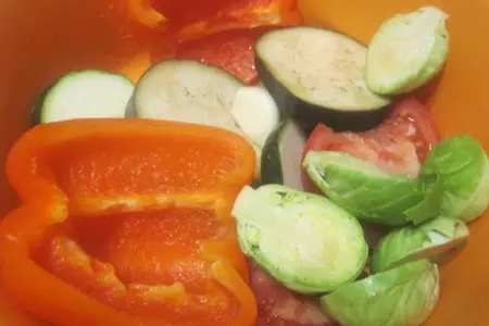 Куриные крылышки с овощами и соусом "полный гриль": шаг 2