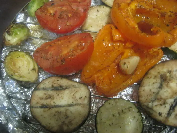 Куриные крылышки с овощами и соусом "полный гриль": шаг 8