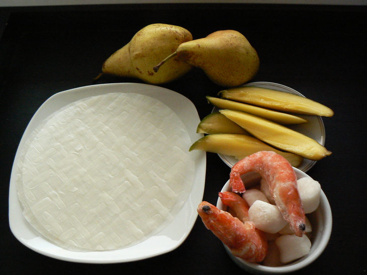 Спринг-роллы "питайся правильно" с морепродуктами и фруктами (груша, яблоко, манго).: шаг 1
