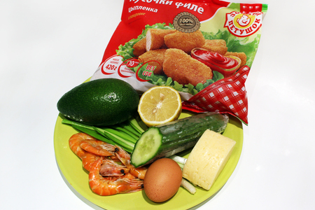 Кусочки филе цыпленка в панировке «золотой петушок» в салате с авокадо на тему нового года «змейка»: шаг 1