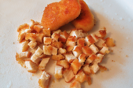 Кусочки филе цыпленка в панировке «золотой петушок» в салате с авокадо на тему нового года «змейка»: шаг 3