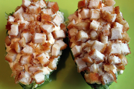 Кусочки филе цыпленка в панировке «золотой петушок» в салате с авокадо на тему нового года «змейка»: шаг 6