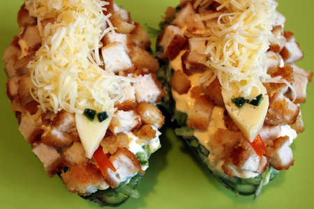 Кусочки филе цыпленка в панировке «золотой петушок» в салате с авокадо на тему нового года «змейка»: шаг 7