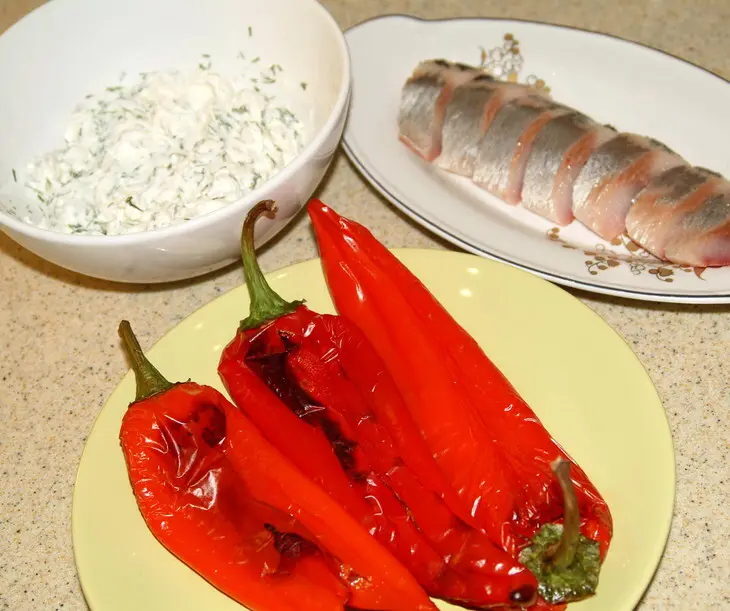 Закуска из творожного крема и сельди, с огурчиком и болгарским перцем: шаг 2
