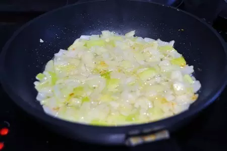 Бедро и голень « золотой петушок» с капустой и острым соусом.: шаг 2