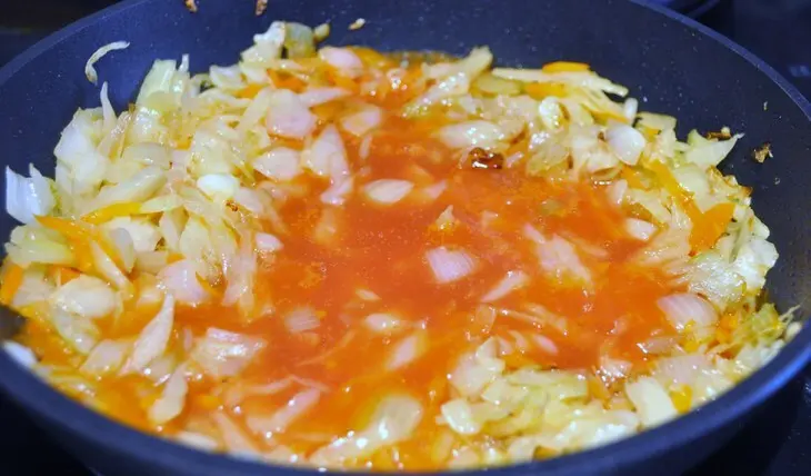 Бедро и голень « золотой петушок» с капустой и острым соусом.: шаг 3