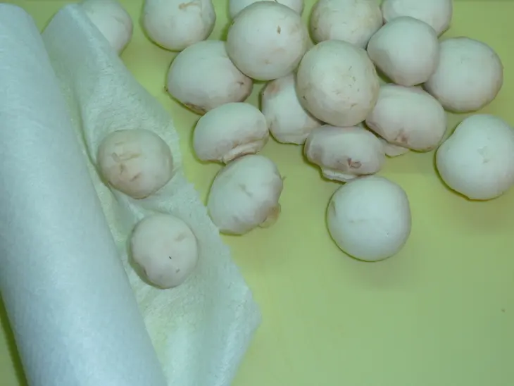 Шампиньоны маринованные " успеем за два часа до боя курантов": шаг 1