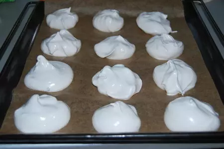 Новогодние меренги с малиновым соусом и ежевикой: шаг 3