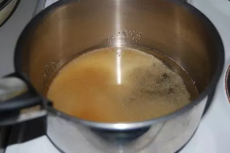 Новогодние меренги с малиновым соусом и ежевикой: шаг 4