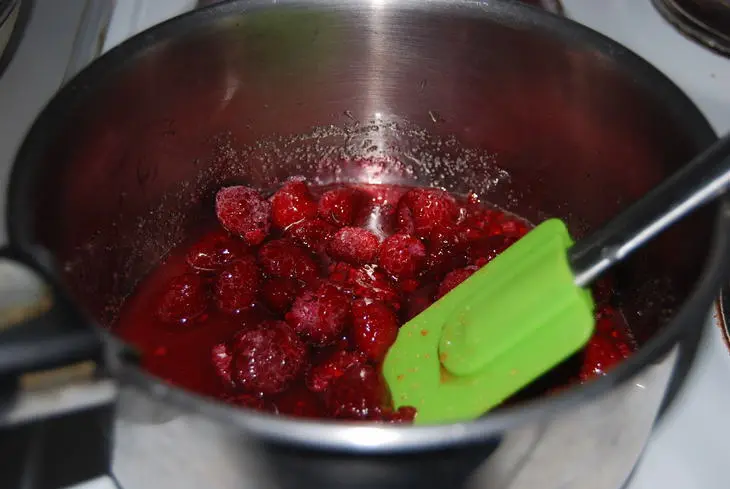 Новогодние меренги с малиновым соусом и ежевикой: шаг 5