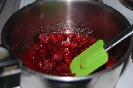 Новогодние меренги с малиновым соусом и ежевикой: шаг 5