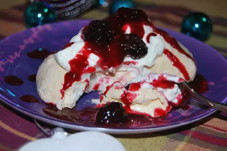 Новогодние меренги с малиновым соусом и ежевикой: шаг 10
