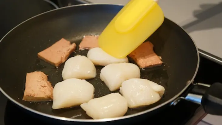 Cалат с муссом из утиной печени, морским гребешком и клубникой!: шаг 3