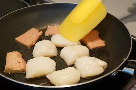 Cалат с муссом из утиной печени, морским гребешком и клубникой!: шаг 3