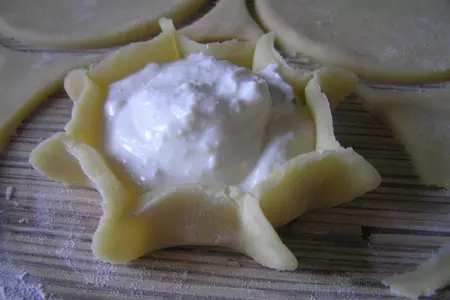 Ватрушки с творогом и изюмом: шаг 5