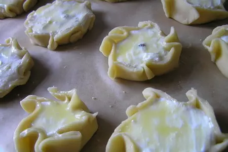 Ватрушки с творогом и изюмом: шаг 6