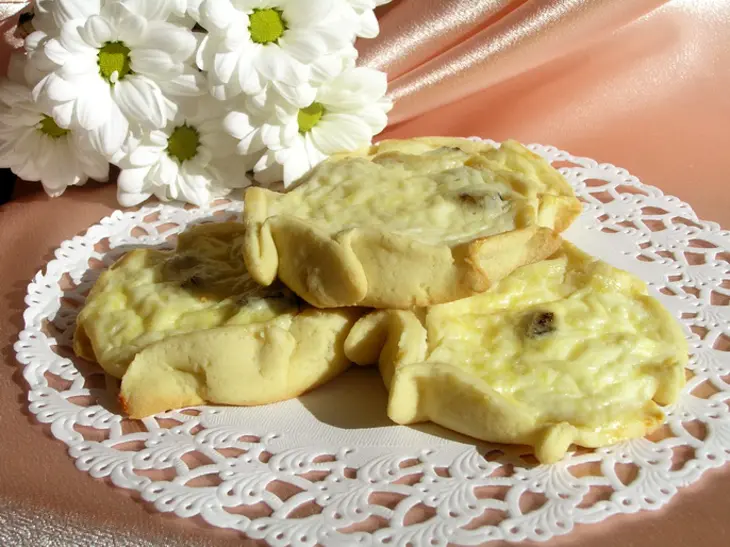 Ватрушки с творогом и изюмом: шаг 7