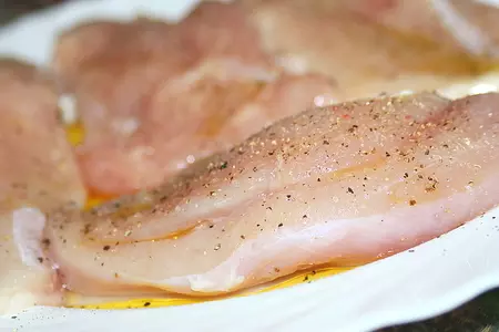 Курица с горчичной корочкой в соусе из белого вина с луковым ассорти.: шаг 1