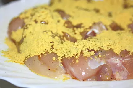 Курица с горчичной корочкой в соусе из белого вина с луковым ассорти.: шаг 2