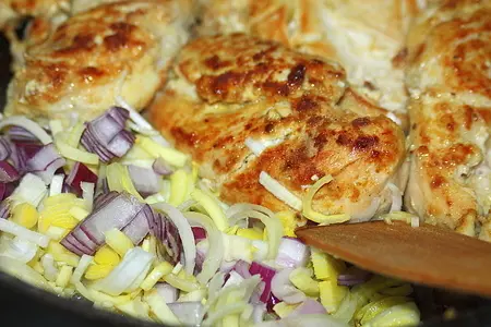 Курица с горчичной корочкой в соусе из белого вина с луковым ассорти.: шаг 5