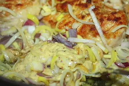 Курица с горчичной корочкой в соусе из белого вина с луковым ассорти.: шаг 6