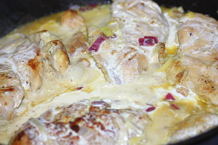 Курица с горчичной корочкой в соусе из белого вина с луковым ассорти.: шаг 7