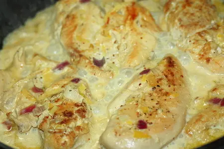 Курица с горчичной корочкой в соусе из белого вина с луковым ассорти.: шаг 8