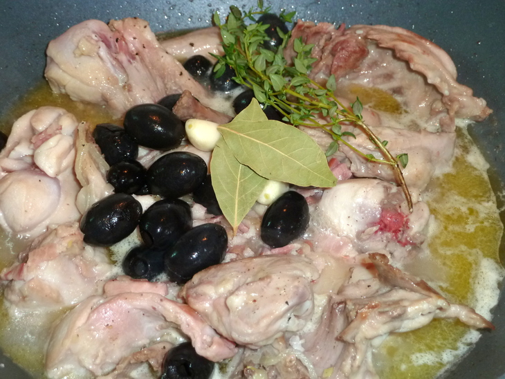 Кролик с маслинами  в винном соусе (lapin aux olives): шаг 5
