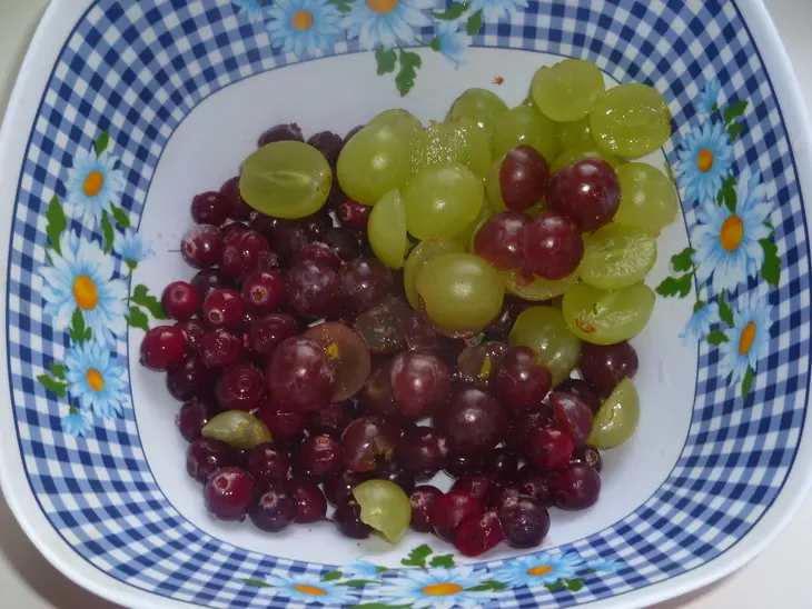 Клюквенно-виноградный компот: шаг 1