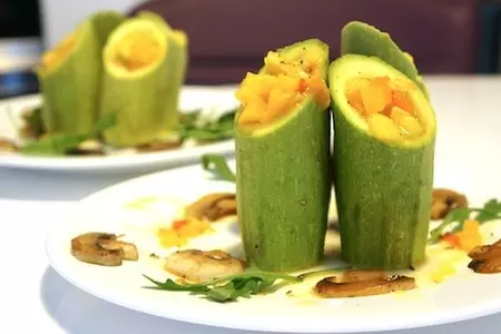 Бочонки из кабачков с жареными шампиньонами: шаг 2