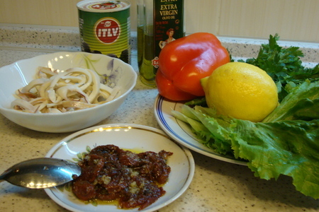  салат из кальмаров с вялеными помидорами: шаг 1