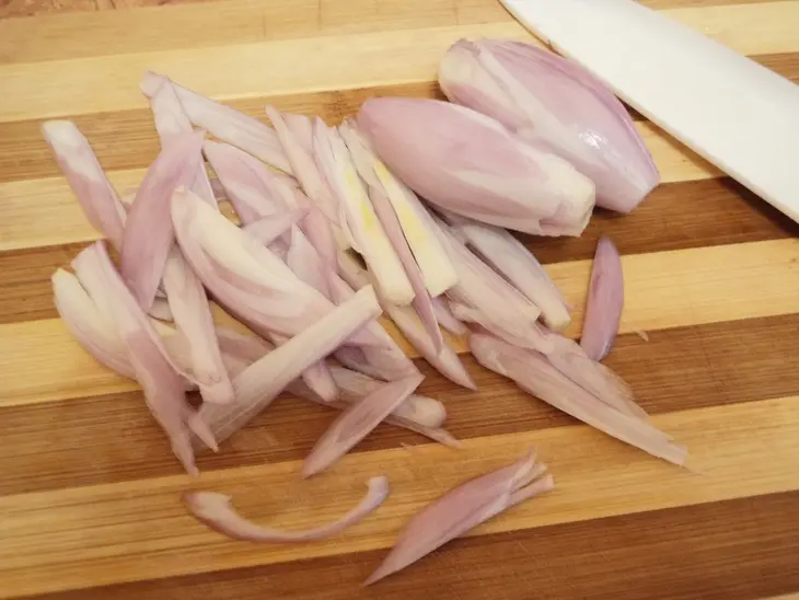 Теплый салат с копченой скумбрией: шаг 3