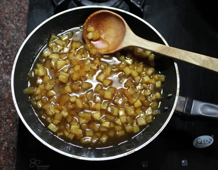 Шоколадный торт с пряными яблоками и карамелью: шаг 2