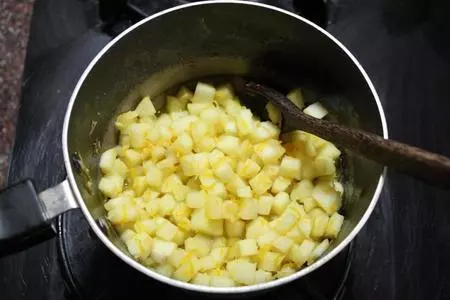 Шоколадный торт с пряными яблоками и карамелью: шаг 3