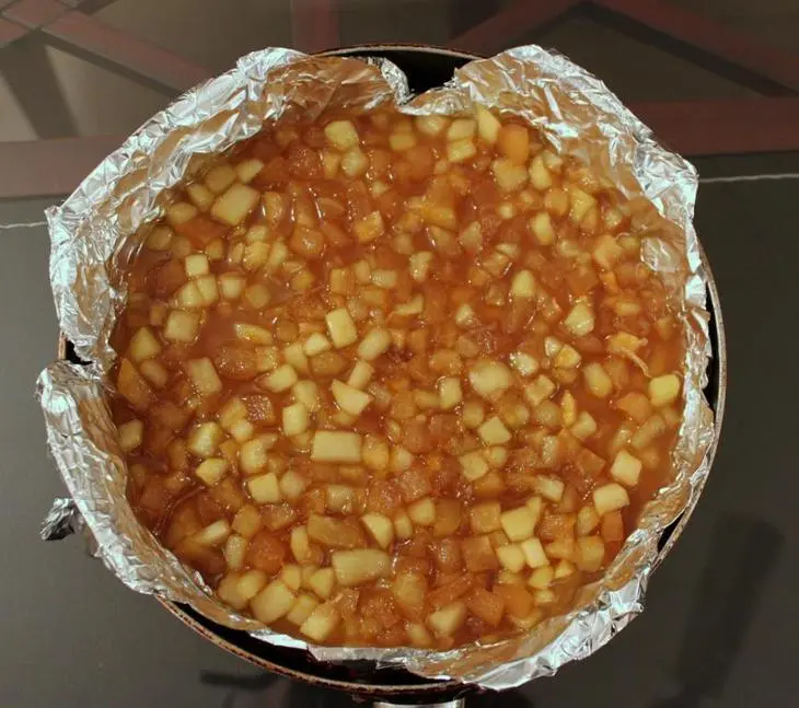 Шоколадный торт с пряными яблоками и карамелью: шаг 4