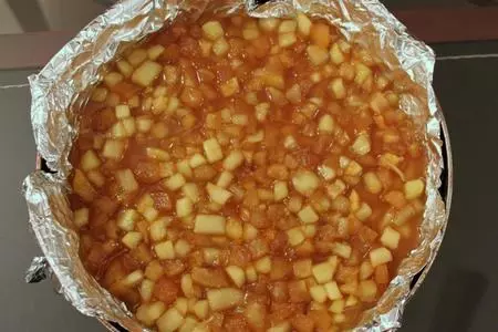 Шоколадный торт с пряными яблоками и карамелью: шаг 4